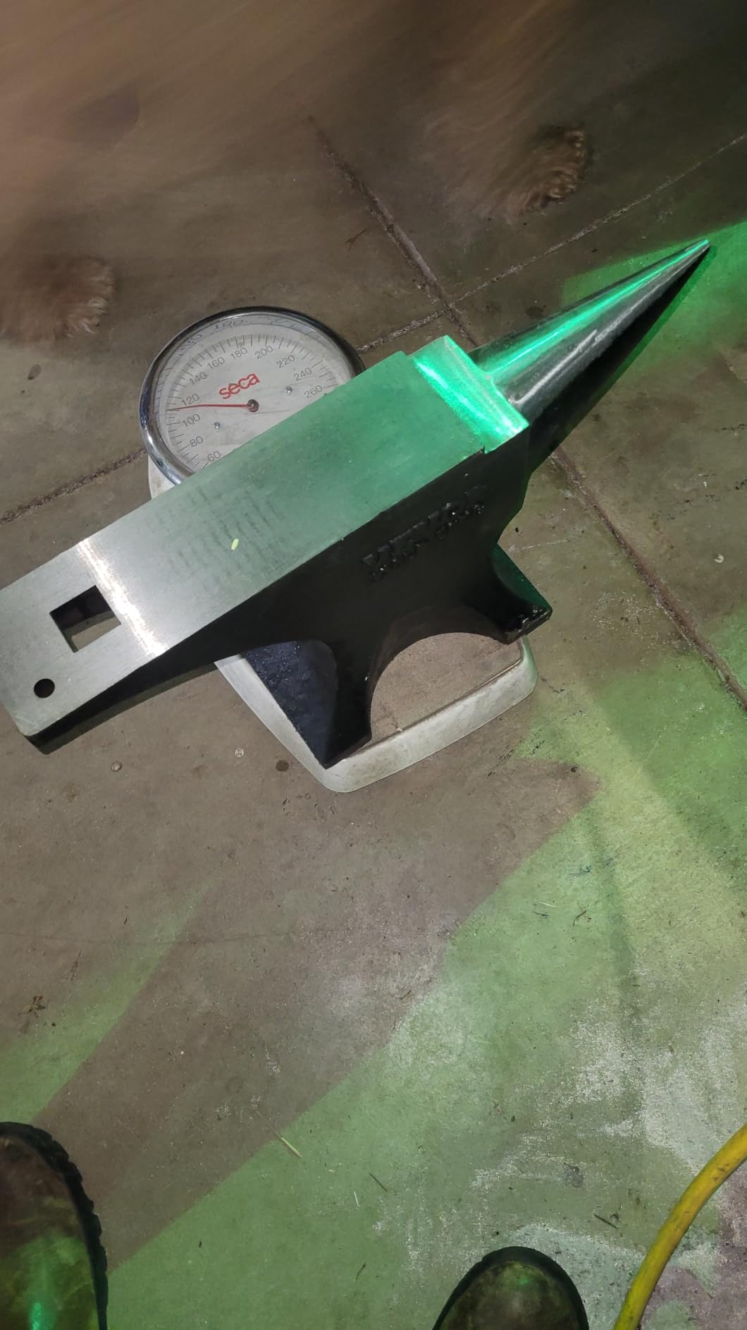 VEVOR Single Horn Anvil, 116lbs Cast Steel Anvil, High Hardness Rugged Round Horn Anvil for Blacksmiths, with Large Countertop and Stable Base, Metal Working Tool for Metal Bending, Shaping, Twisting customer photo 2