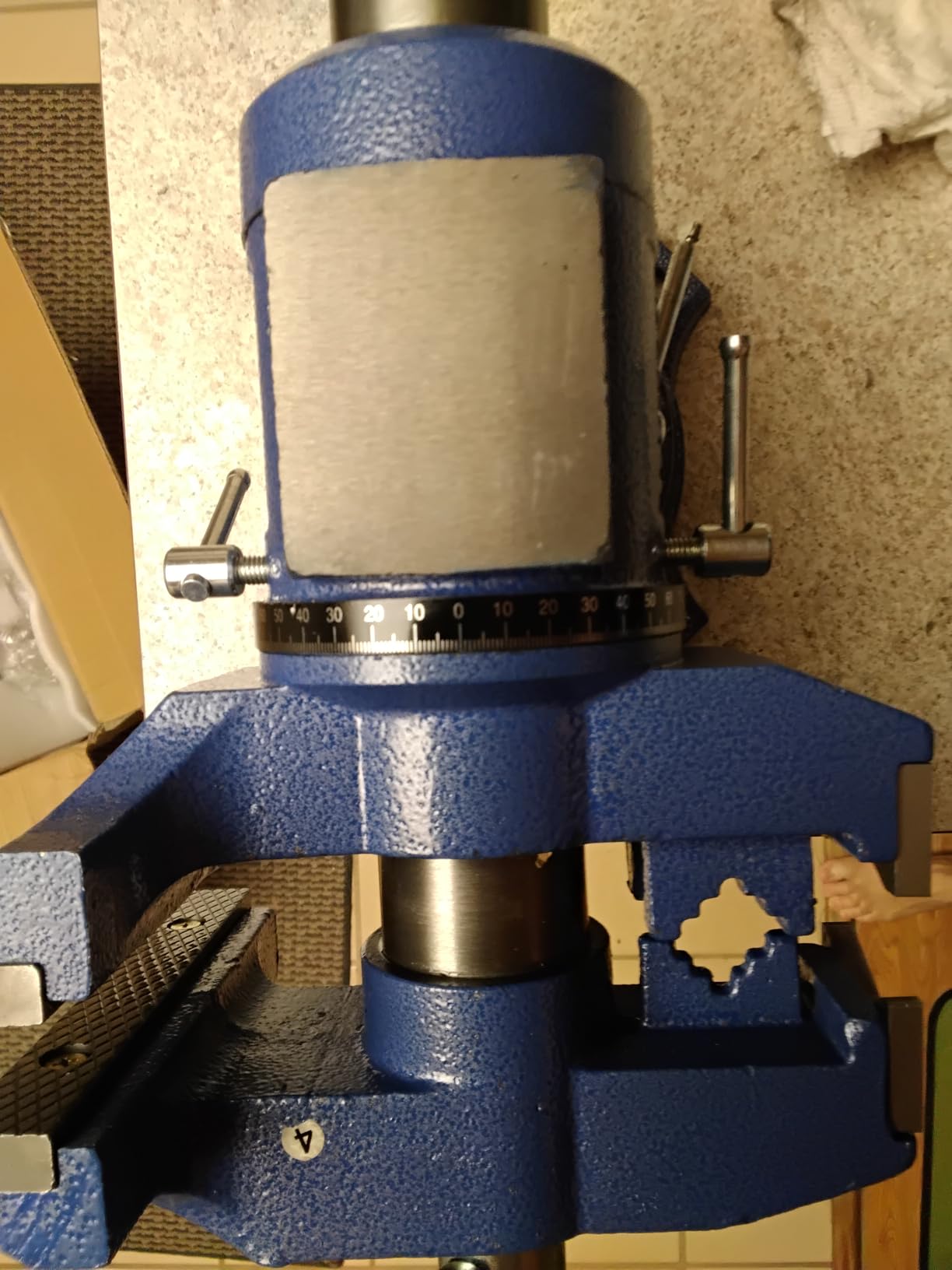 VEVOR Heavy Duty Bench Vise, 6.5 Inch Jaw Width, 5 Inch Max Opening, Multi-Purpose Ductile Iron, Anvil, 360° Swivel Base, 5620 Lbs Clamp Force customer photo 1