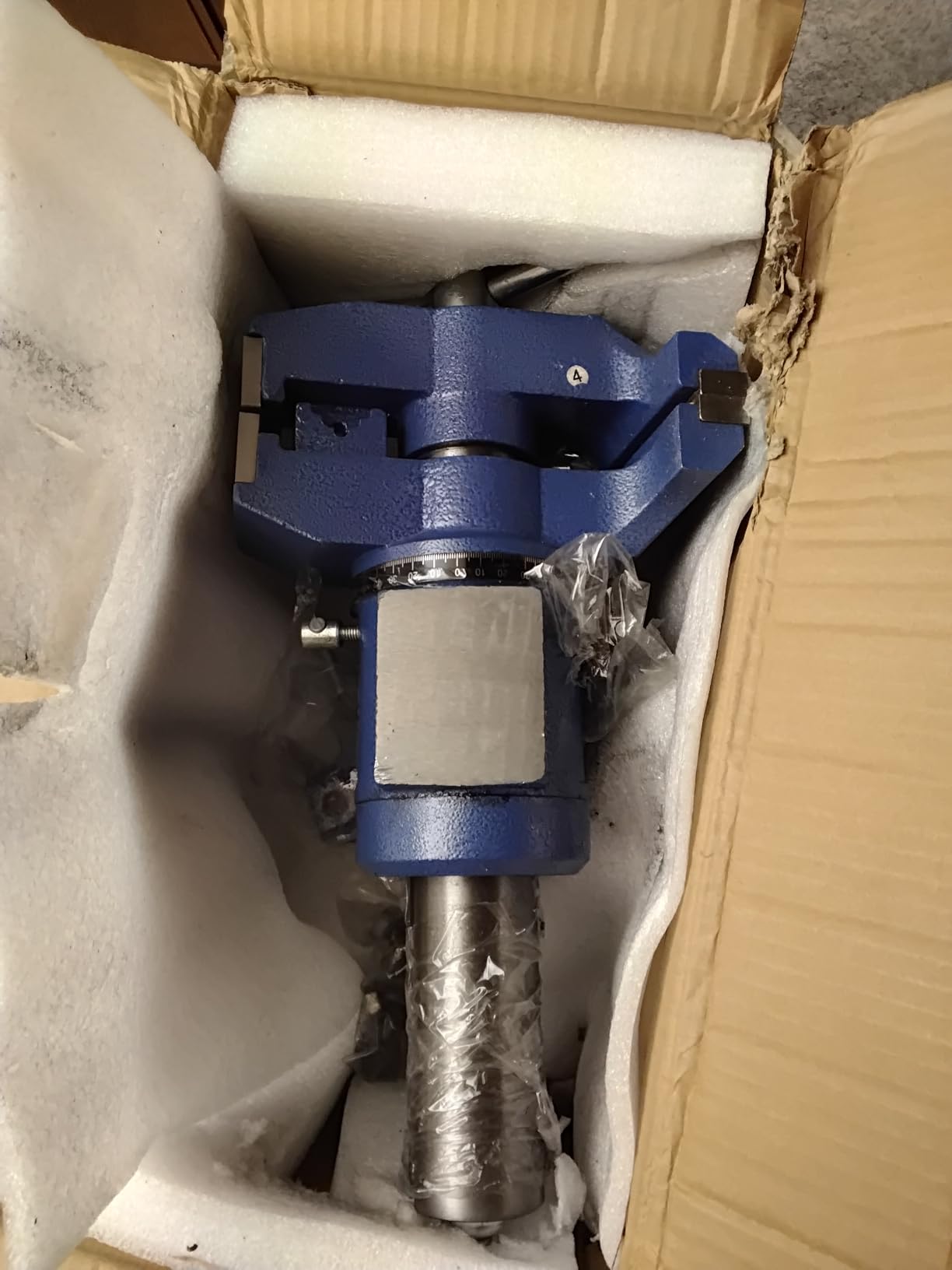 VEVOR Heavy Duty Bench Vise, 6.5 Inch Jaw Width, 5 Inch Max Opening, Multi-Purpose Ductile Iron, Anvil, 360° Swivel Base, 5620 Lbs Clamp Force customer photo 2