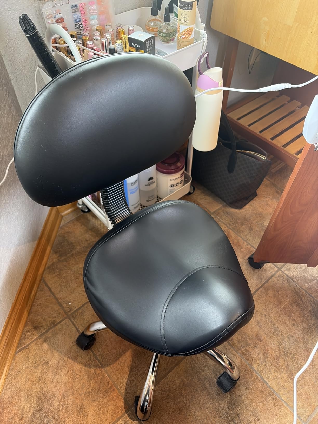 VEVOR Saddle Stool with Back Support and Wheels, 450 LBS Weight Capacity Ergonomic Rolling Stool, Height Adjustable Thickened PU Leather Swivel Saddle Chair for Salon, Spa, Massage, Tattoo, Black customer photo 2