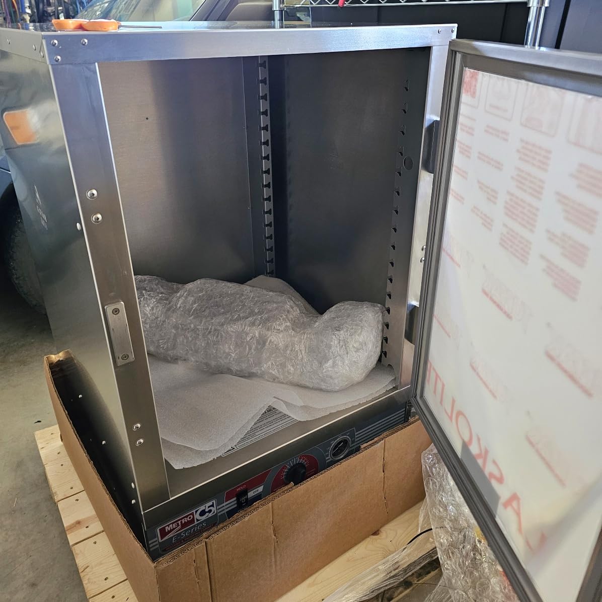 METRO C5E5-CFC-U C5 E-Series Premium Holding and Proofing Cabinet, Half Height, Full Length Clear Door, Universal Wire Slides, 120V, 60Hz, 2000W customer photo 2