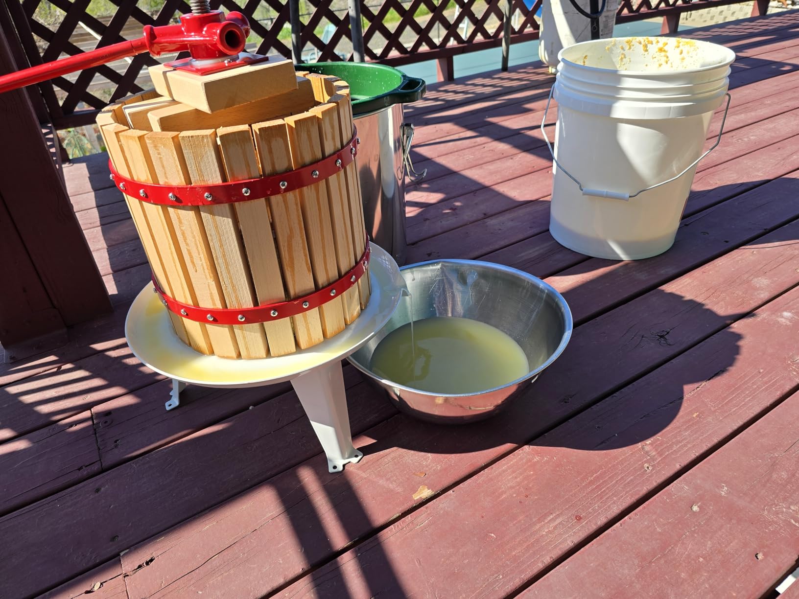 VEVOR 4.75 Gal/18L Fruit Wine Press, Solid Wood Basket with 8 Blocks, Heavy Duty Manual Juice Maker, Cider Apple Grape Tincture Honey Olive Oil Making Press with Handle for Kitchen, Home customer photo 1
