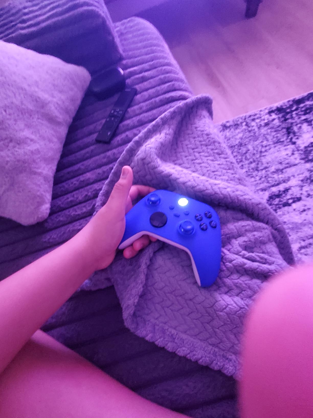 XBOX Wireless Gaming Controller | Shock Blue | Console, PC, & Cloud Devices | Textured Grip | Wireless, Bluetooth, USB-C Connectivity customer photo 2