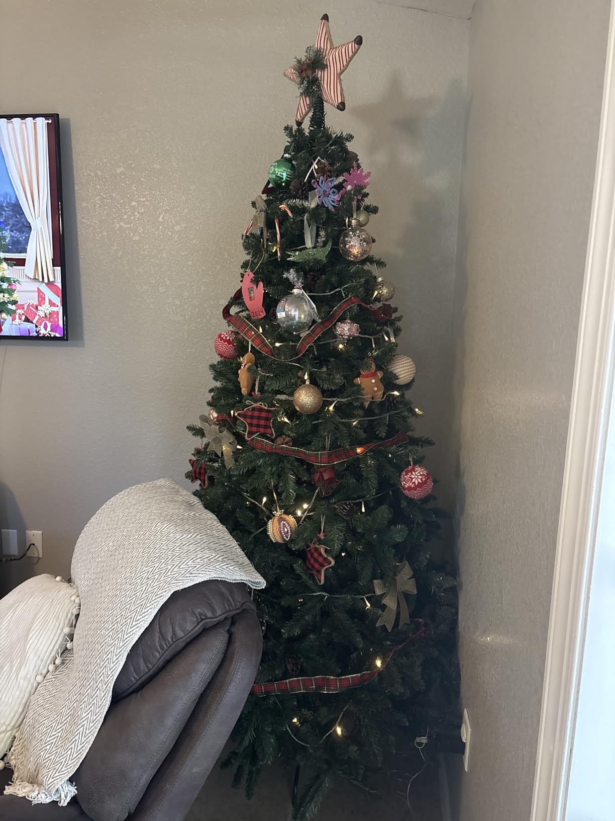Decoway 6FT Artificial Christmas Tree: Unlit Green Xmas Pine with Pinecones and Metal Stand for Indoor - Holiday Decoration for Porch Living Room Easy Assembly customer photo 2