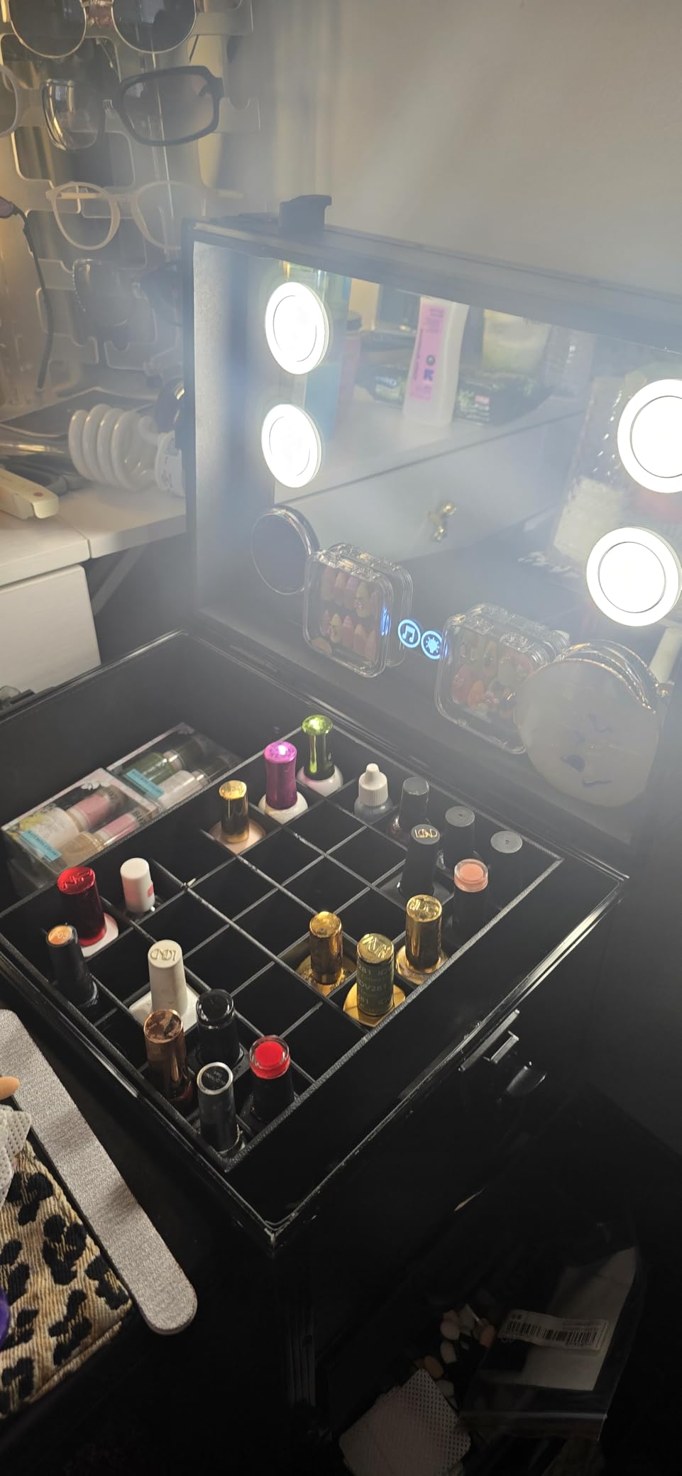 Portable Nail Desk for Nail Tech, Foldable Manicure Table with 3 Drawers & Mirror, Rolling Nail Table with Lockable Train Case, Nail Polish Organizer, Mobile Nail Tech Workstation with Wheels, Black customer photo 2