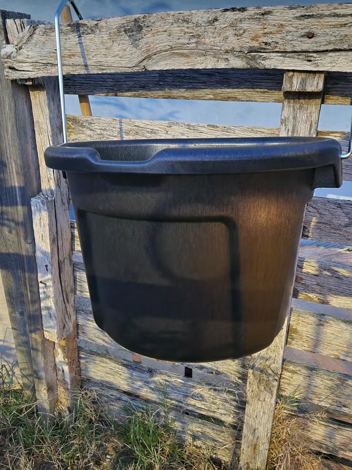 Rubbermaid Commercial Products Brute 2-Gallon 3-in-1 Flat-Back Feed Bucket with Hook-Hang-Carry Handle, RigidCell Strength, Pour Spout, USA Made for Horse & Livestock customer photo 2