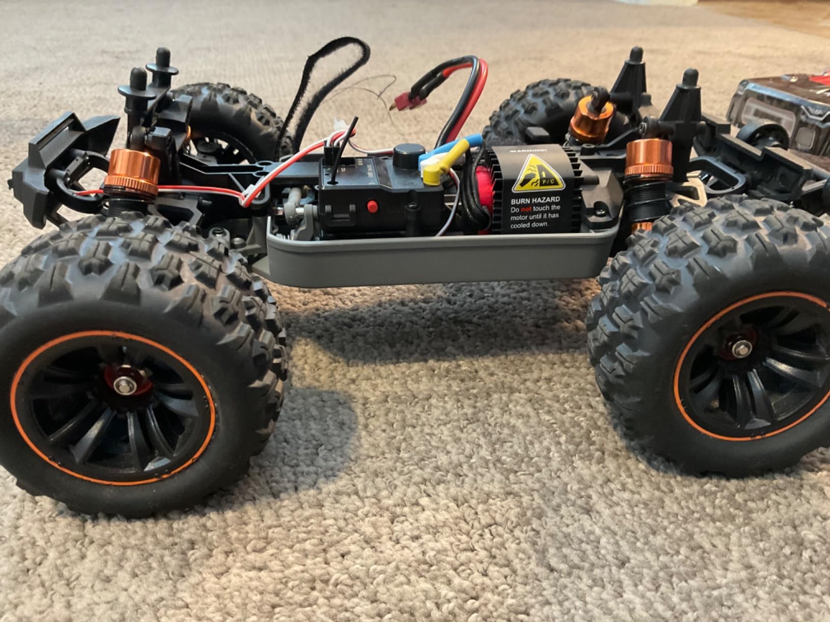 DEERC 1815 1:18 All Terrain Fast Drift & Racing RC Car, 40KM/H Remote Control Truck with Futuristic Body Shell, Extra Drift Wheels, 2.4GHz Waterproof Off-Road Vehicle with 2 Batteries for Kids & Adult customer photo 2