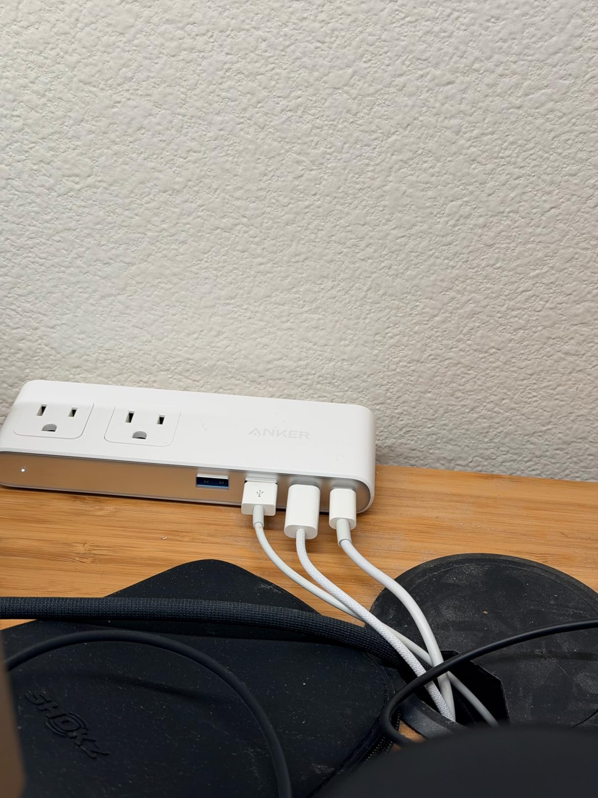 Anker Nano Power Strip, Desk Clamp with 1500J Surge Protector, 5ft Extension Cord, 70W Max Gaming Desk Accessories, 6 AC, 2 USB A, 2 USB C, Home Office Essentials, Fit 0.6~1.8'' Tabletop Edge customer photo 1