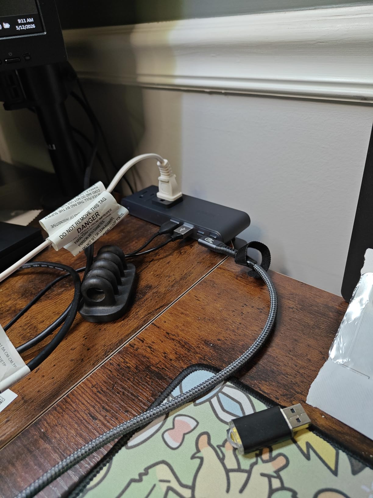 Anker Nano Power Strip, Desk Clamp with 1500J Surge Protector, 5ft Extension Cord, 70W Max Gaming Desk Accessories, 6 AC, 2 USB A, 2 USB C, Home Office Essentials, Fit 0.6~1.8'' Tabletop Edge customer photo 2