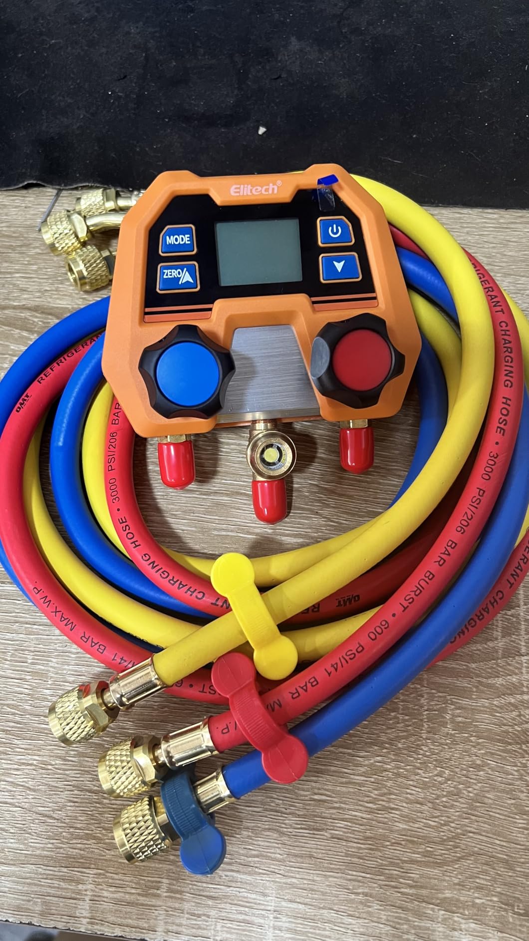 Elitech Digital Manifold Gauge Set for HVAC, Refrigeration & AC Systems, Supports R410A/R454B/R134 etc. Refrigerants, LCD Display, DMG-2SE with 3 Color Hoses & 2 R410A Adapters customer photo 1