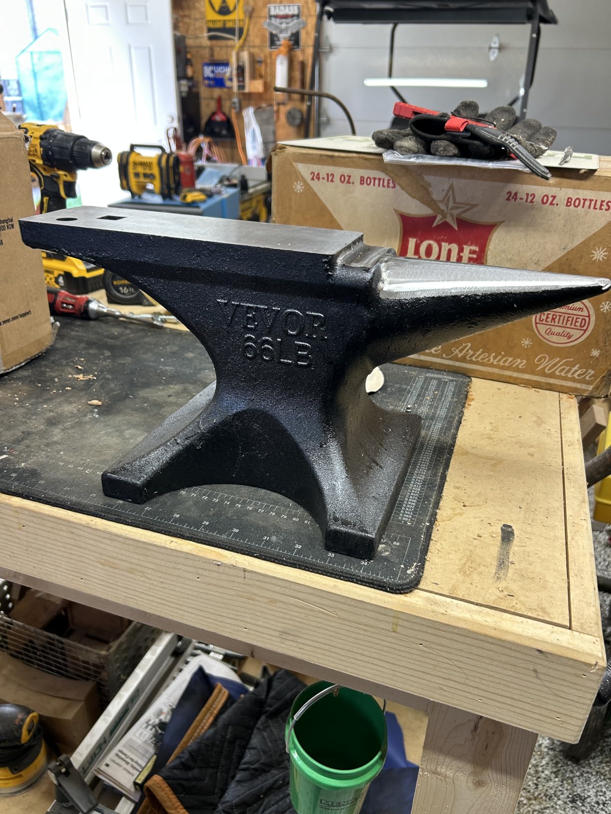 VEVOR Single Horn Anvil, 66 lbs, High Hardness Cast Steel, Rugged Round Horn Anvil Blacksmith, with Pritchel and Hardy Hole, Large Countertop Stable Base, Metalsmith Tool for Bending and Shaping customer photo 1