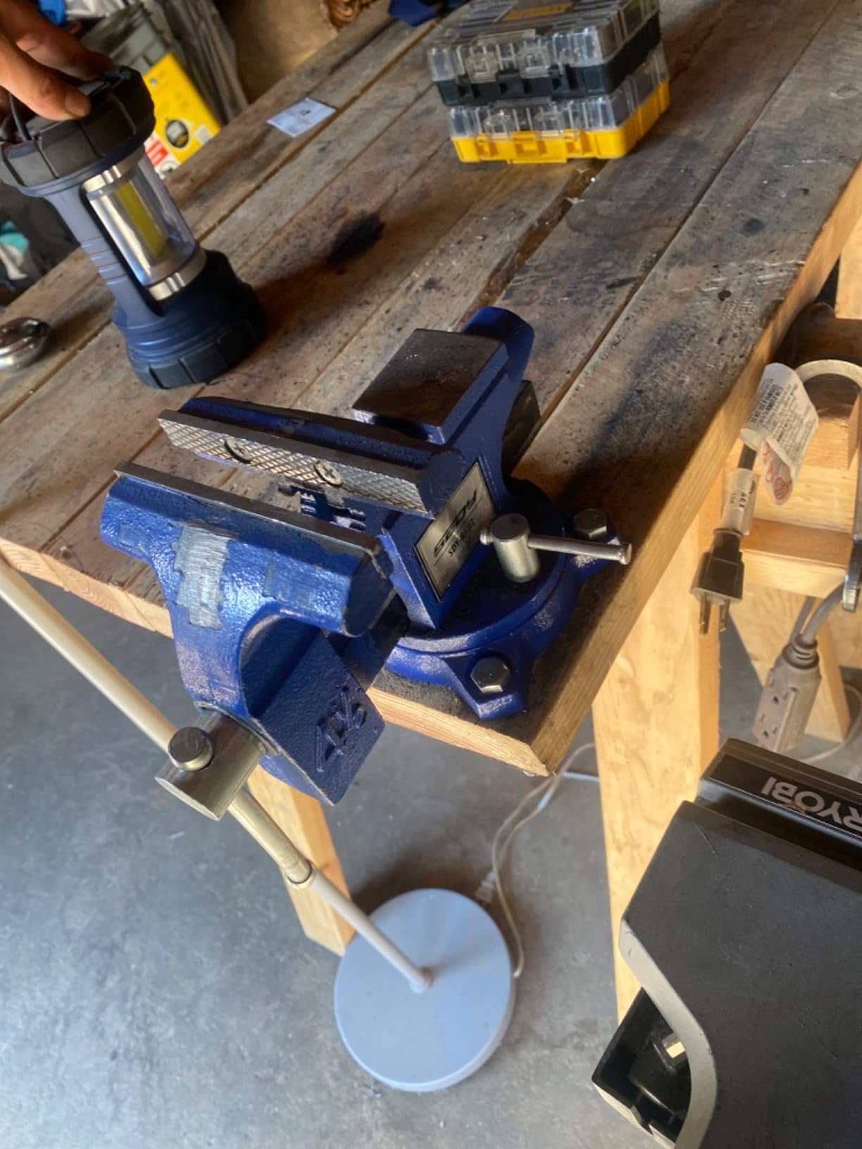 6-Inch Bench Vise with Jaw Pads, Heavy Duty Workbench Vise with Anvil, 360° Swivel Locking Base, 4500 lbs Clamping Force Bench Vice for Woodworking, Drilling, Pipe Cutting customer photo 1