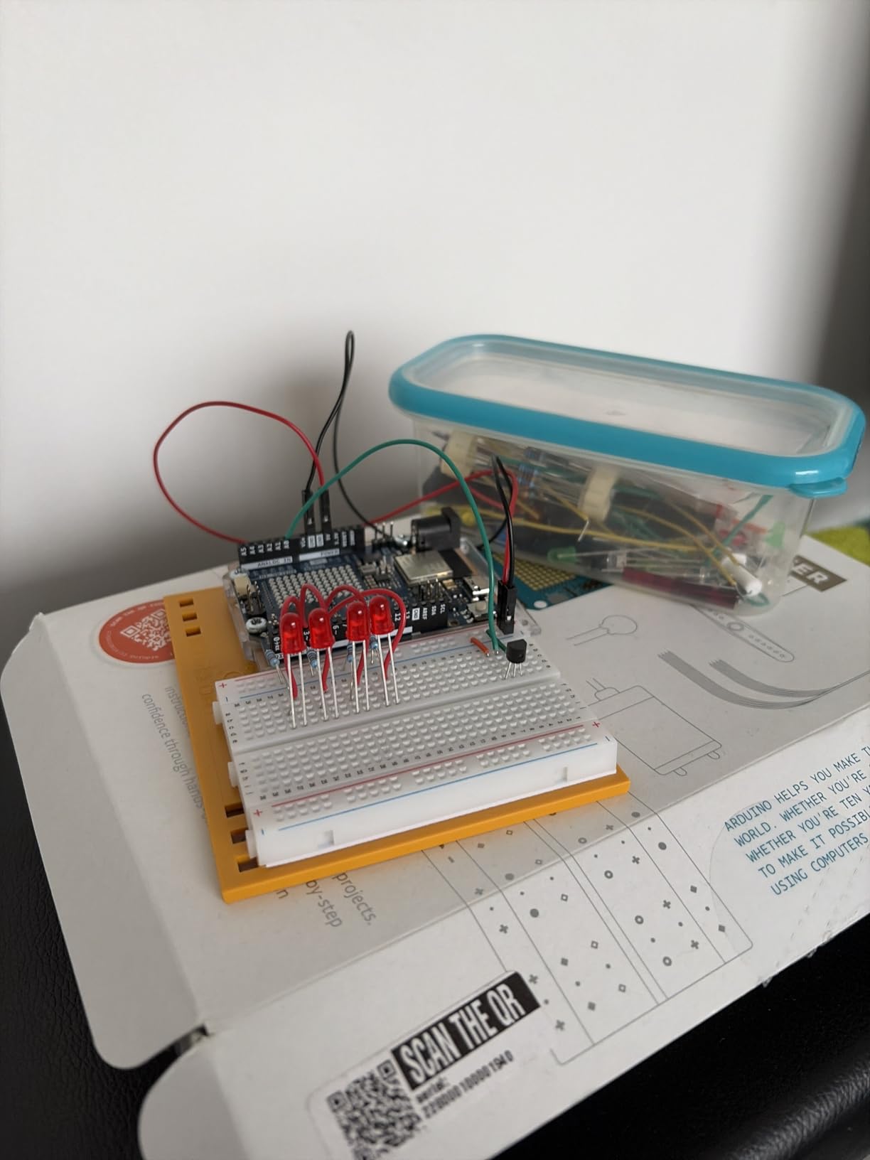 Starter Kit R4 [K000007_R4] - Learn Electronics and Coding with The UNO R4 WiFi Board, 13 Guided Projects in a Printed Book + Growing Resources Online, Official Certification Voucher customer photo 1