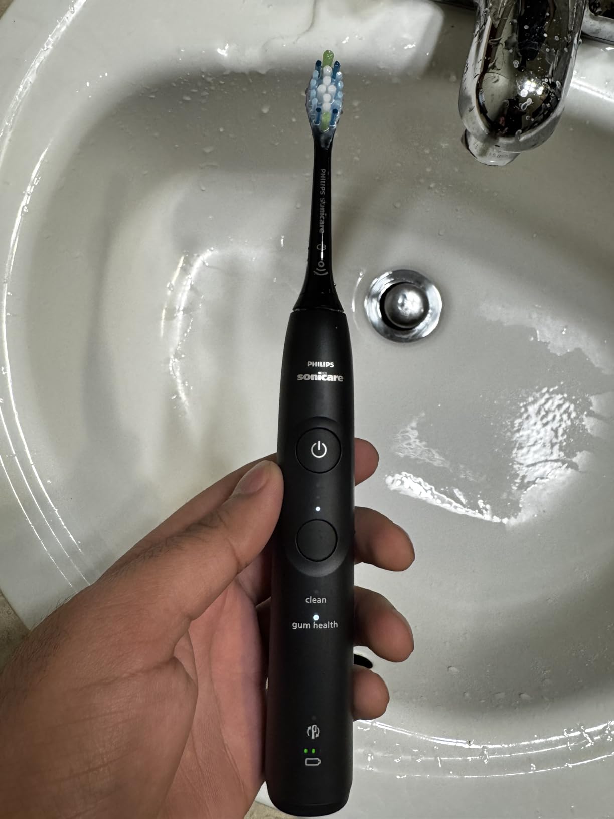 Philips Sonicare 5900 Series Electric Toothbrush, Pressure Sensor, 6 Brushing Settings, 21-Day Runtime, Navy, HX7133/02 customer photo 1