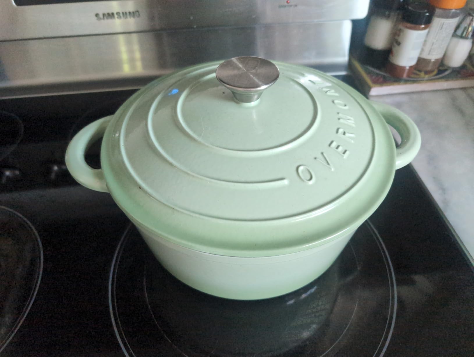 Overmont Enameled Cast Iron Dutch Oven - 5.5QT Pot with Lid, Cookbook & Cotton Potholders, White customer photo 2