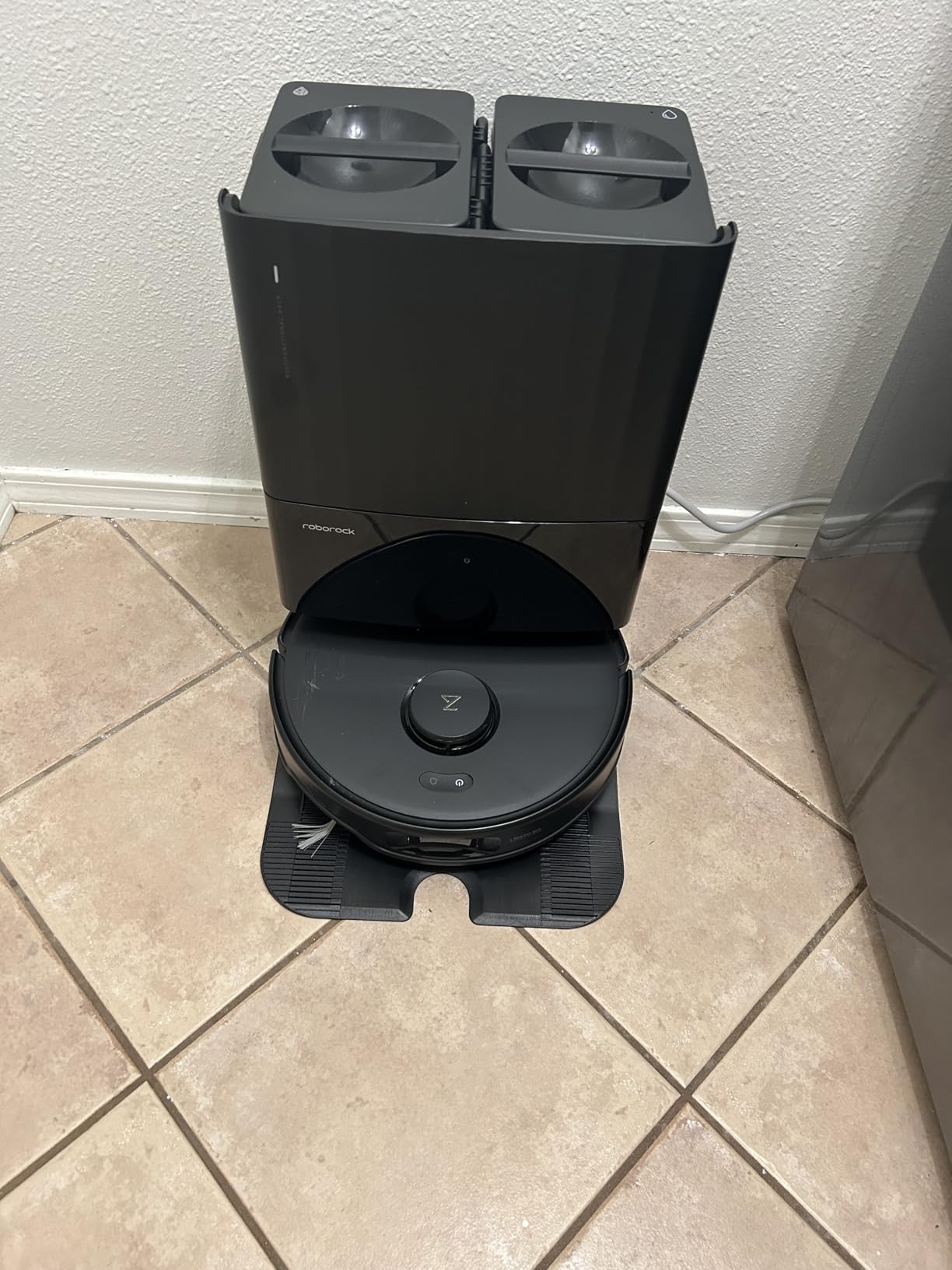 Roborock Qrevo Edge 2 Robot Vacuum and Mop, 25,000Pa, 3.14 Inch Ultra-Slim, Zero-Tangle, AI Object Recognition, 176F Hot Water Mop Washing & Auto-Drying, FlexiArm Edge Cleaning customer photo 2