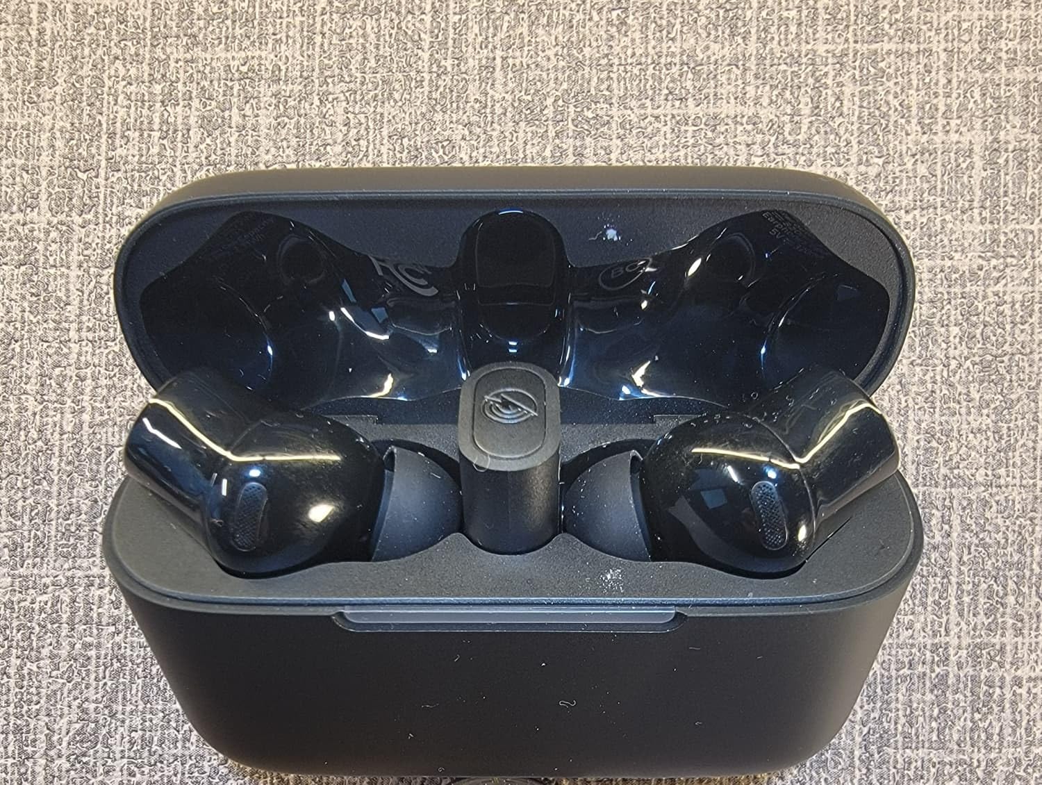 Razer Hammerhead V3 HyperSpeed Wireless Multi-Platform ANC Gaming Earbuds - 2.4GHz & Bluetooth 6.0, Up to 40 Hr Battery, THX Spatial Audio, for Smartphones, PC, Laptop, Tablet, PS5, Steam Deck - Black customer photo 2
