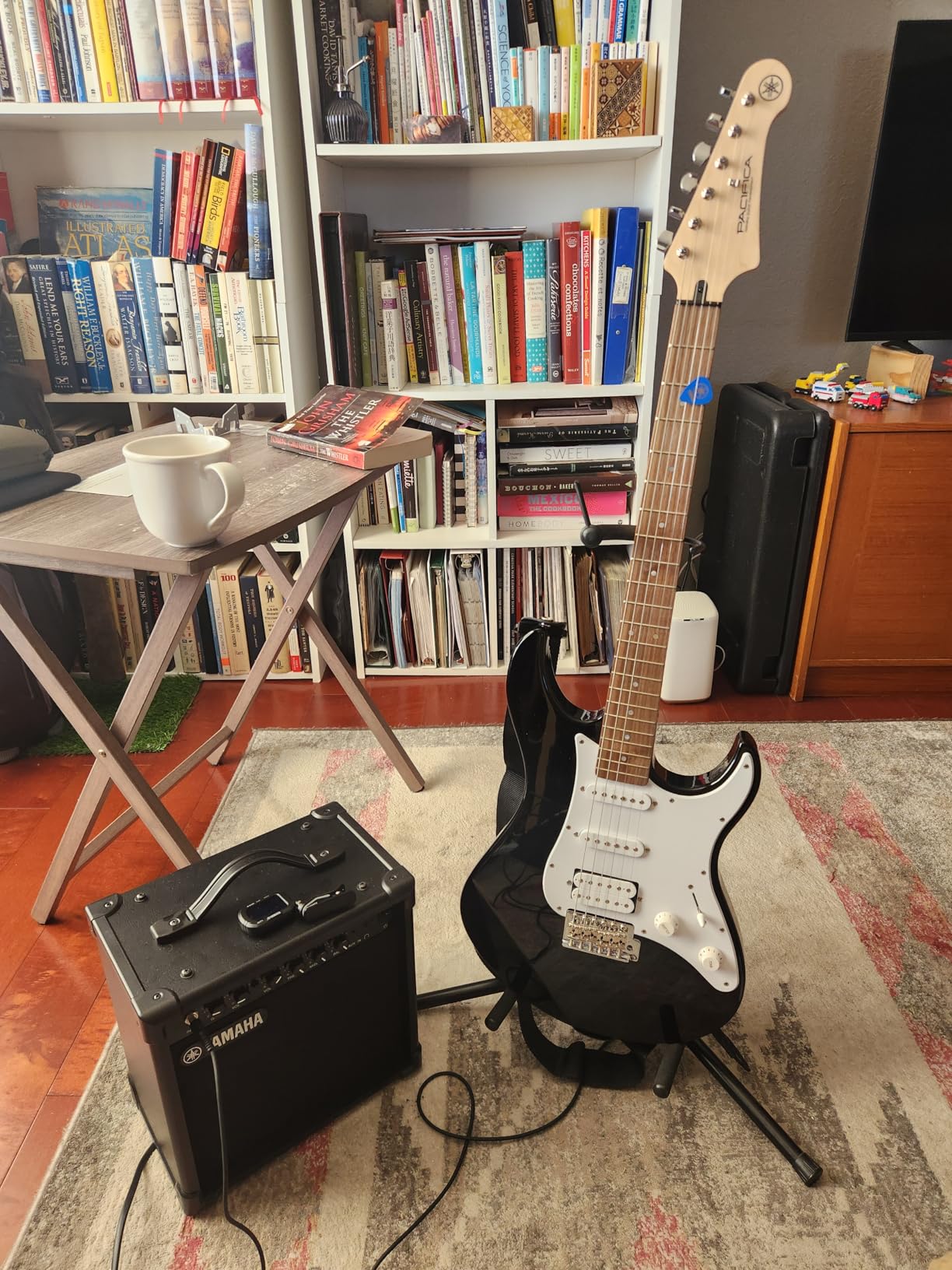 Yamaha GigMaker EG Electric Guitar Pack with Amplifier, Gig Bag, Tuner, Cable, Strap and Picks - Metallic Blue customer photo 1