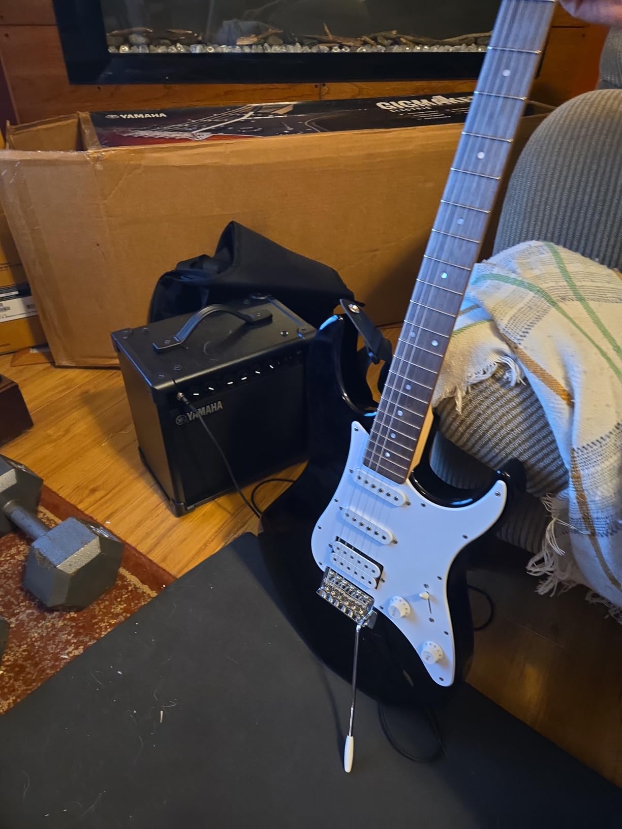 Yamaha GigMaker EG Electric Guitar Pack with Amplifier, Gig Bag, Tuner, Cable, Strap and Picks - Metallic Blue customer photo 2