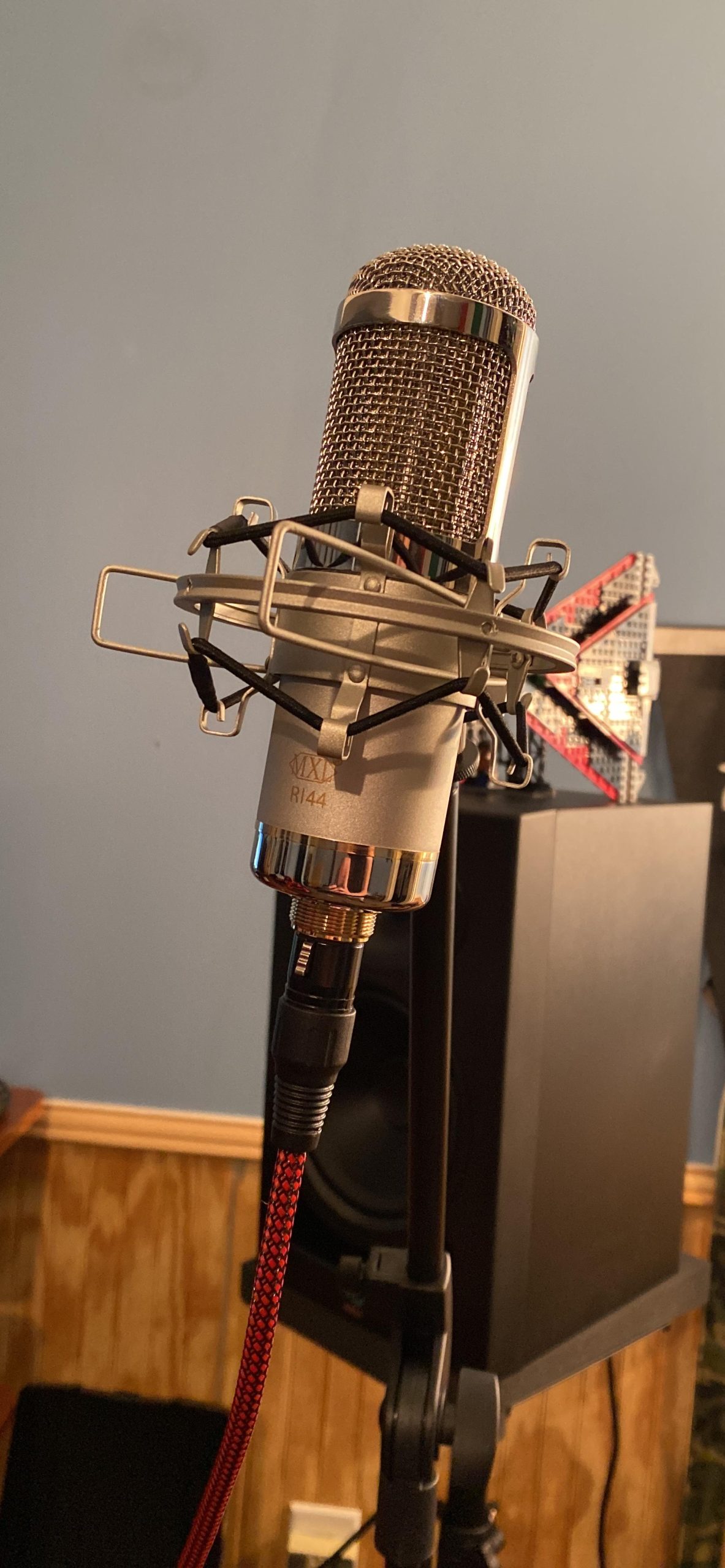 MXL R144 Multi-Purpose Ribbon Microphone with Shockmount customer photo 2