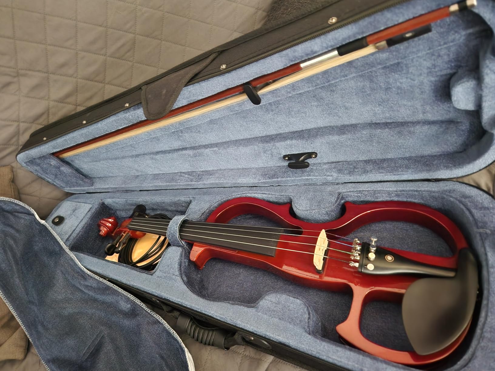 Cecilio 4/4 CEVN-2BL Electric/Silent Violin with Ebony Fittings in Blue Metallic Varnish (Full Size) customer photo 1