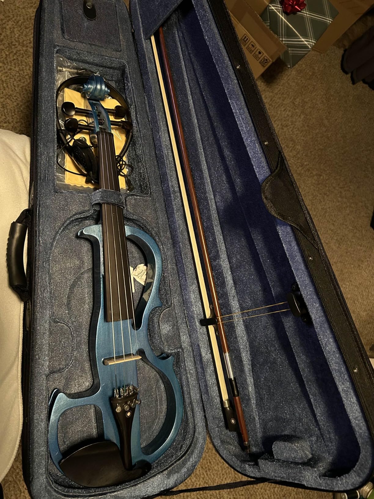 Cecilio 4/4 CEVN-2BL Electric/Silent Violin with Ebony Fittings in Blue Metallic Varnish (Full Size) customer photo 2