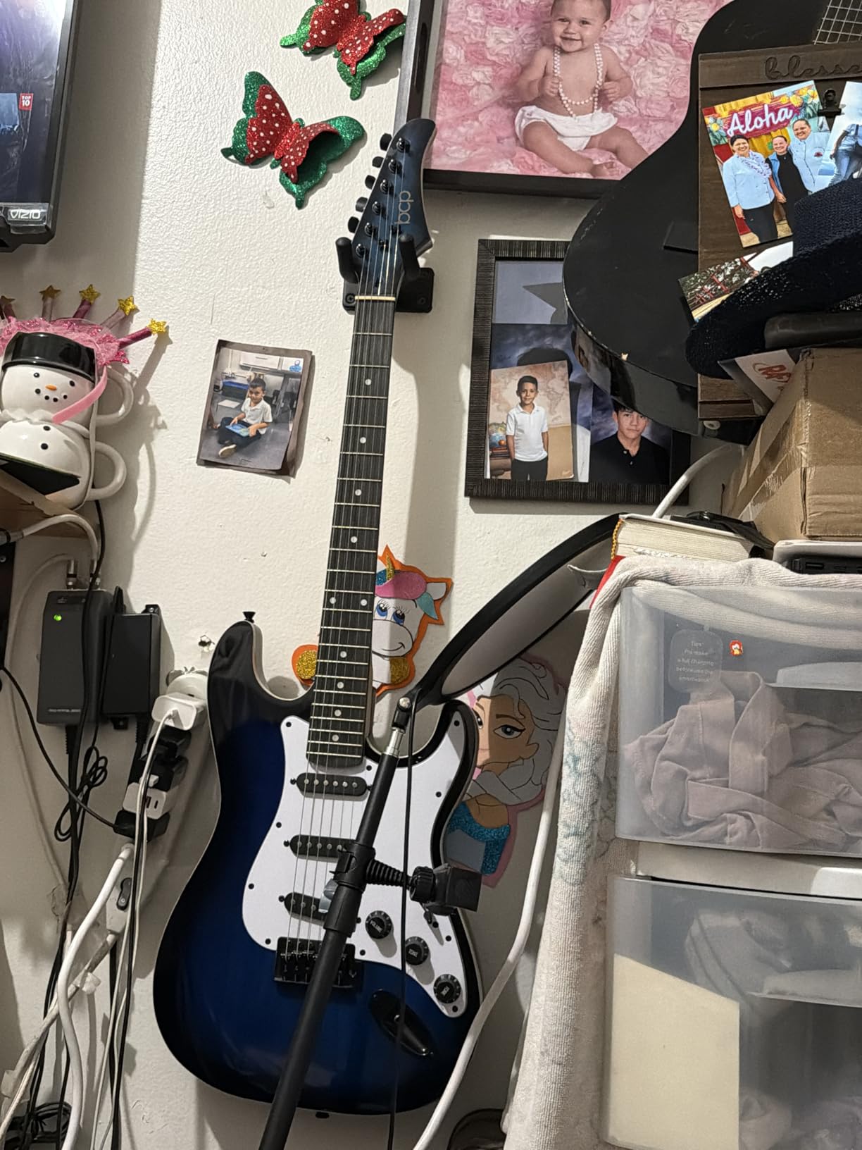 Best Choice Products 39in Full Size Beginner Electric Guitar Starter Kit w/Case, Strap, 10W Amp, Strings, Pick, Tremolo Bar - Hollywood Blue customer photo 1
