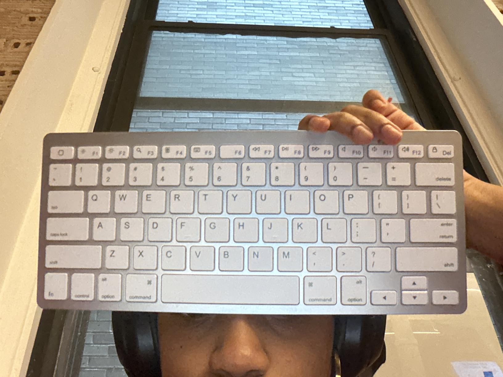 OMOTON Ultra-Slim Bluetooth Keyboard for iPad 11th/10th/9th/8th/7th, iPad Pro/Air/Mini and iPhone Series, Wireless iOS Keyboard with 12 Multimedia Keys for Office, Home, Travel, School, White customer photo 1