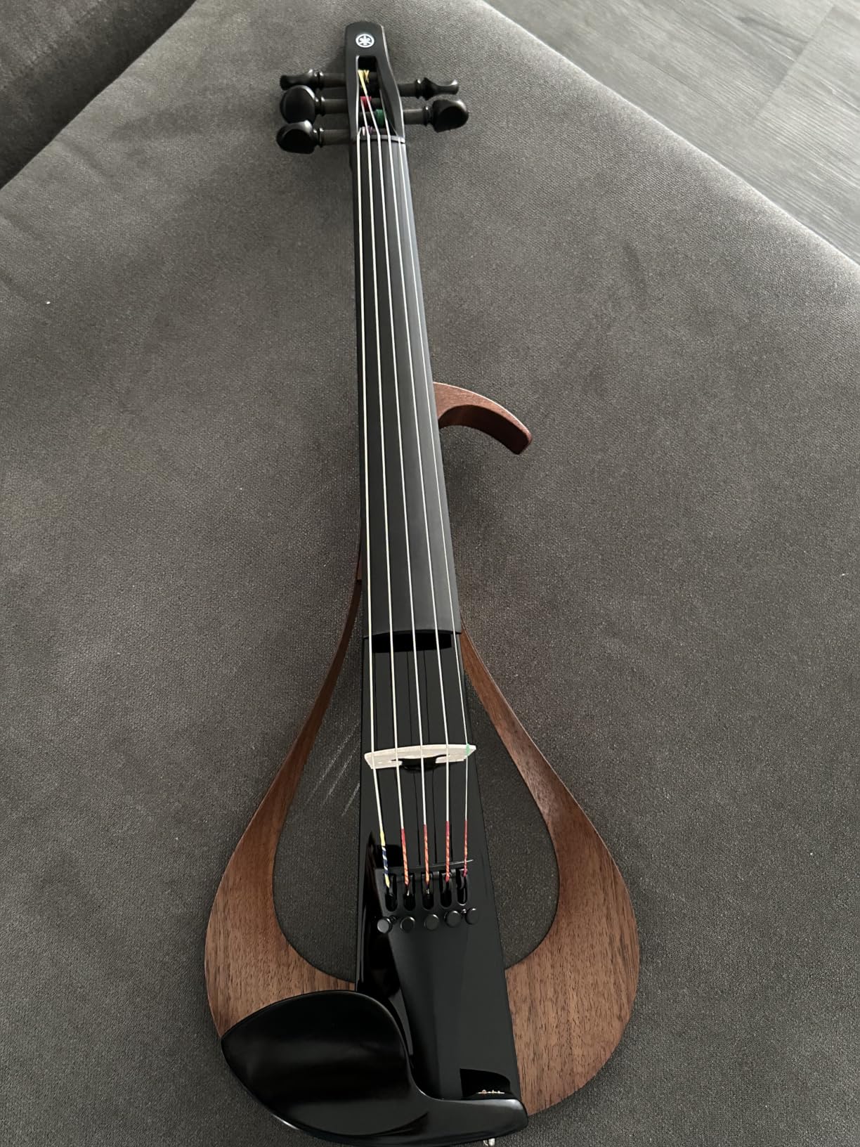 Yamaha YEV105BL Electric Violin, Black, 5 String customer photo 1