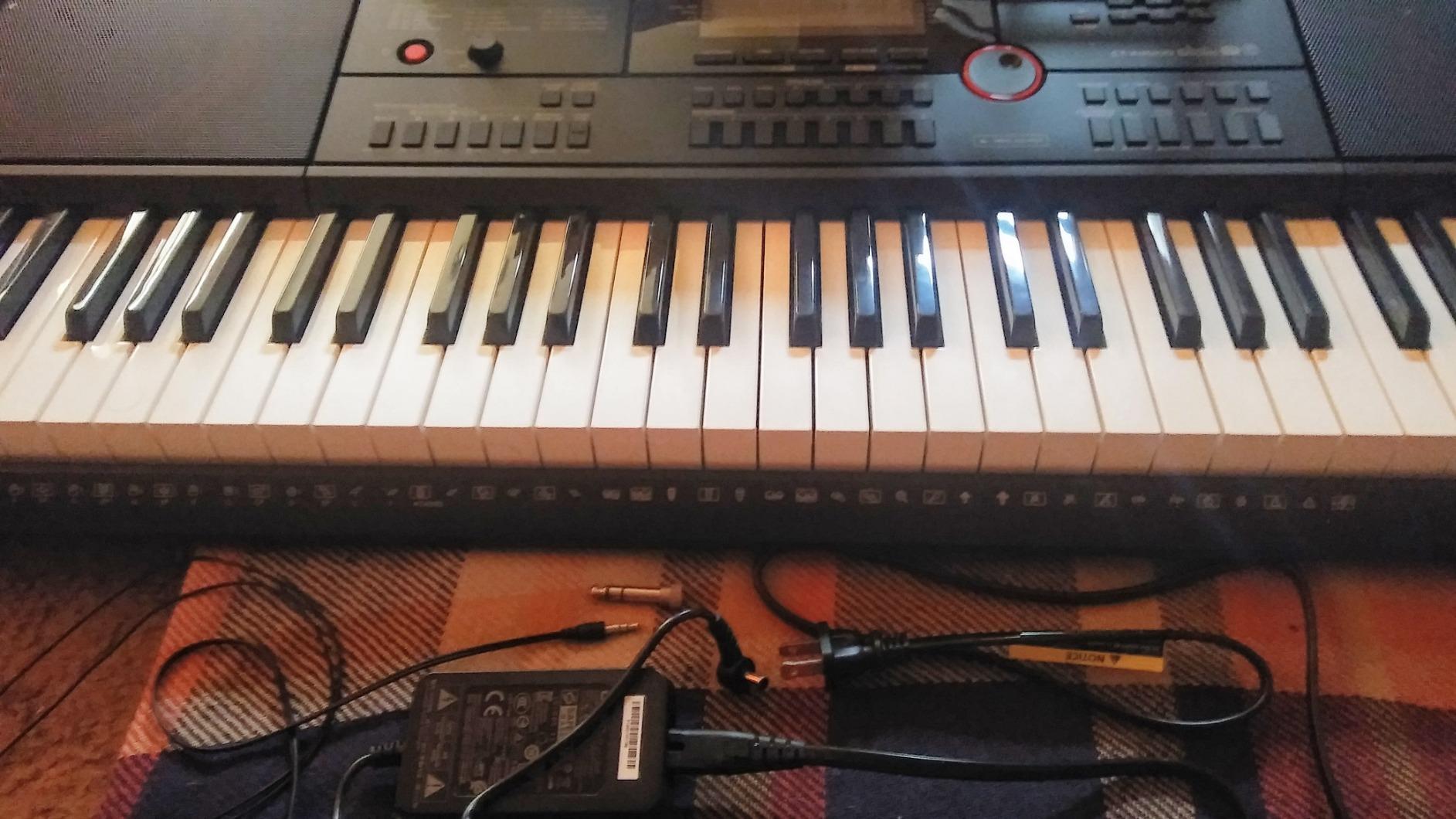 CT-X3000 - 61-Key Portable Arranger Keyboard | 800 Tones, 235 Rhythms, DSP Effects, 17-Track Recorder, USB MIDI, 12W Speakers, Phrase Pads, Aux In | Performance Power Anywhere customer photo 2