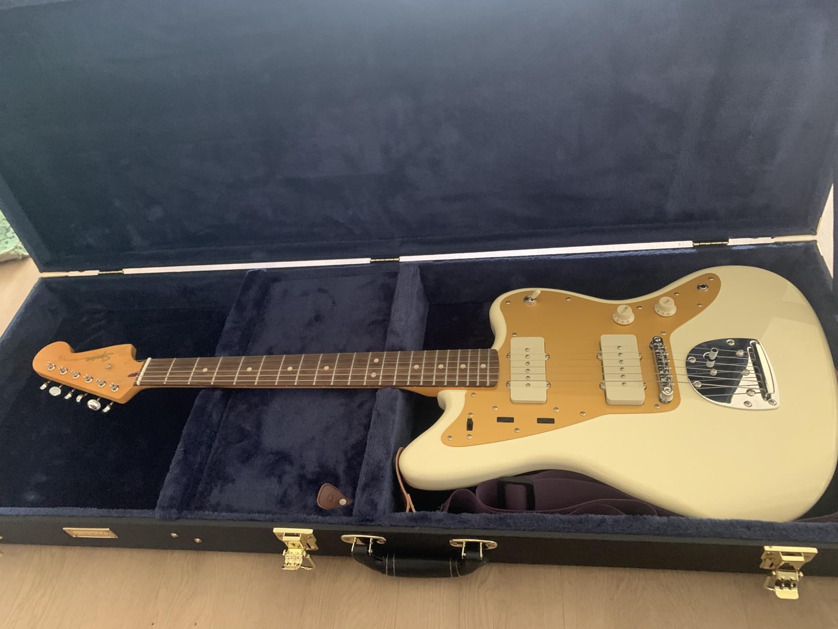 Squier J Mascis Jazzmaster Electric Guitar, with 2-Year Warranty, Vintage White, Laurel Fingerboard customer photo 1