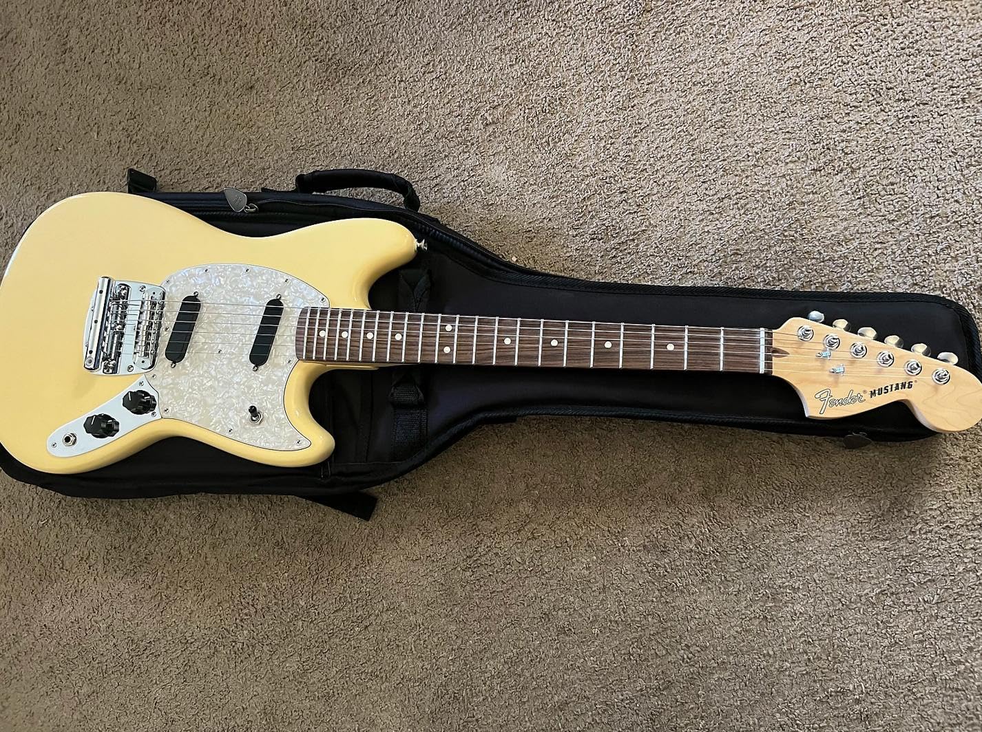 American Performer Mustang - Vintage White with Rosewood Fingerboard customer photo 2