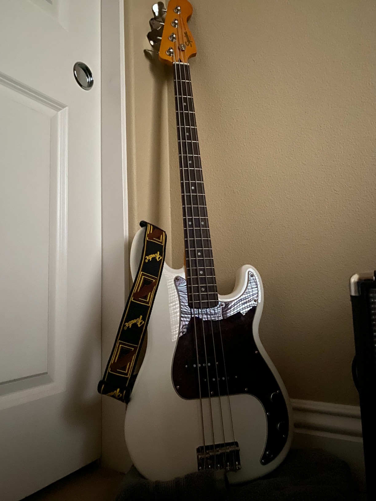 Squier Classic Vibe 60s Precision Bass, Olympic White, Laurel Fingerboard customer photo 1