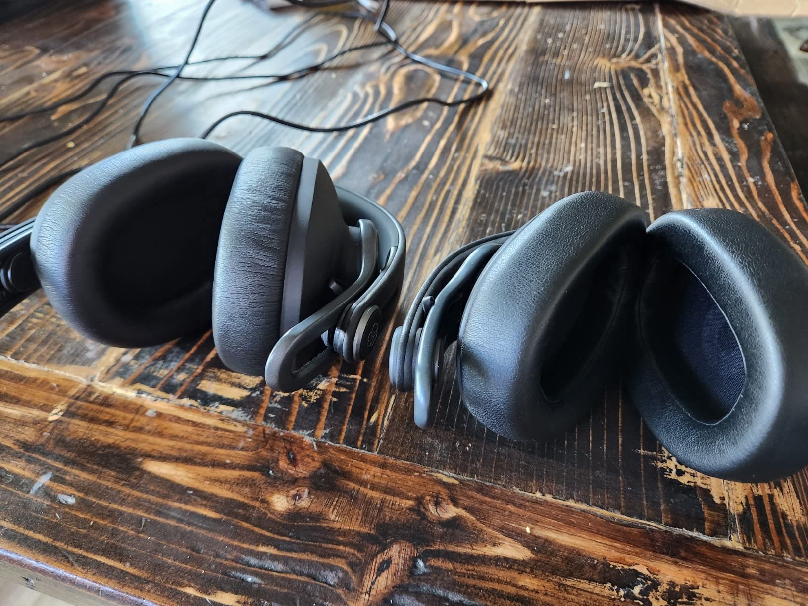 AKG Pro Audio K371 Wired Over-Ear, Closed-Back, Foldable Professional Recording Studio Headphones, Studio Monitor Mixing, Podcast, DJ Stereo Headsets, Black customer photo 2
