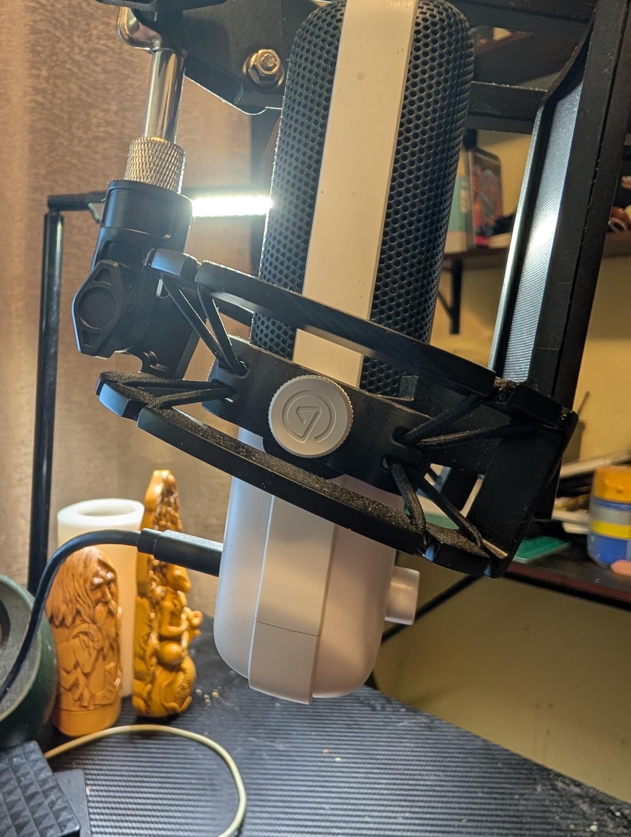 Elgato Shock Mount - Maximum isolation from vibration noise, steel chassis with reinforced elastic suspension, custom built for Elgato Wave:1/3 customer photo 1