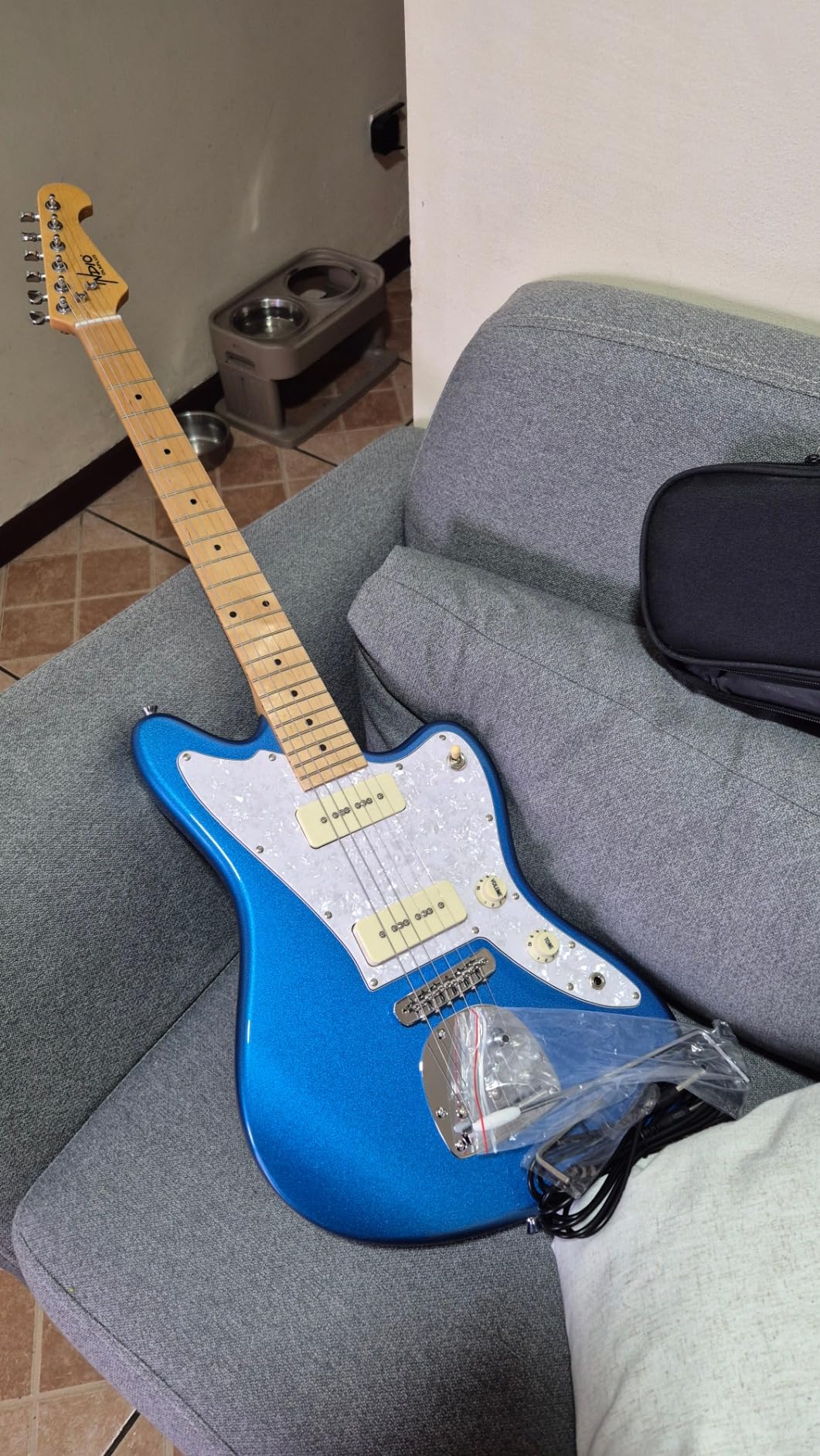Monoprice Indio Series, 6-String Offset DLX Plus Alder Electric Guitar - Right Handed, With Gig Bag, Alder Body, Natural, OS40 customer photo 2