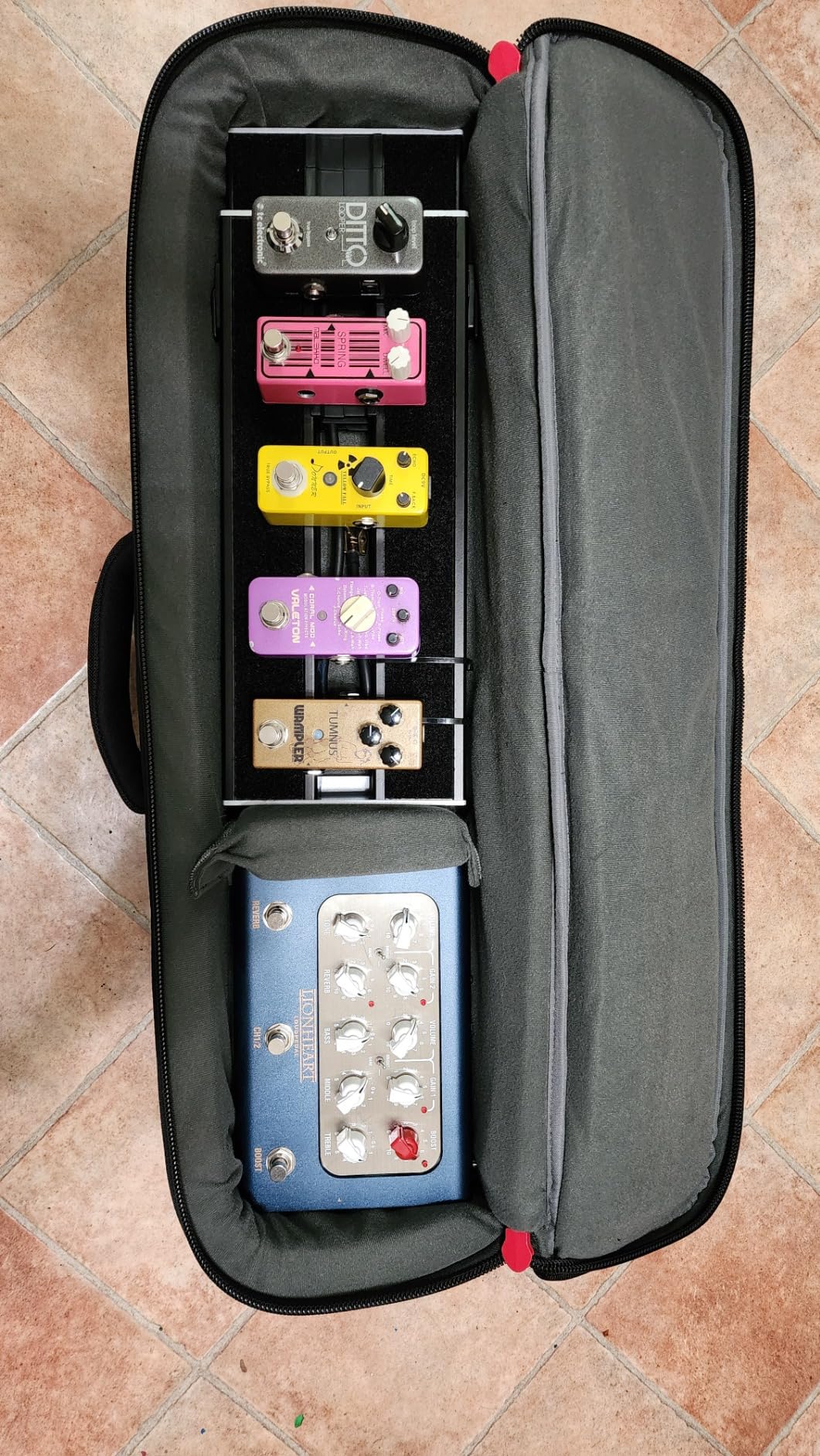 D'Addario XPND Guitar Pedal Board Case - Backline Pedalboard Transporter - Pedal Board Carry Case for XPND 1 or Single Row Pedal Boards - Padded Carry Strap and Dividers customer photo 1