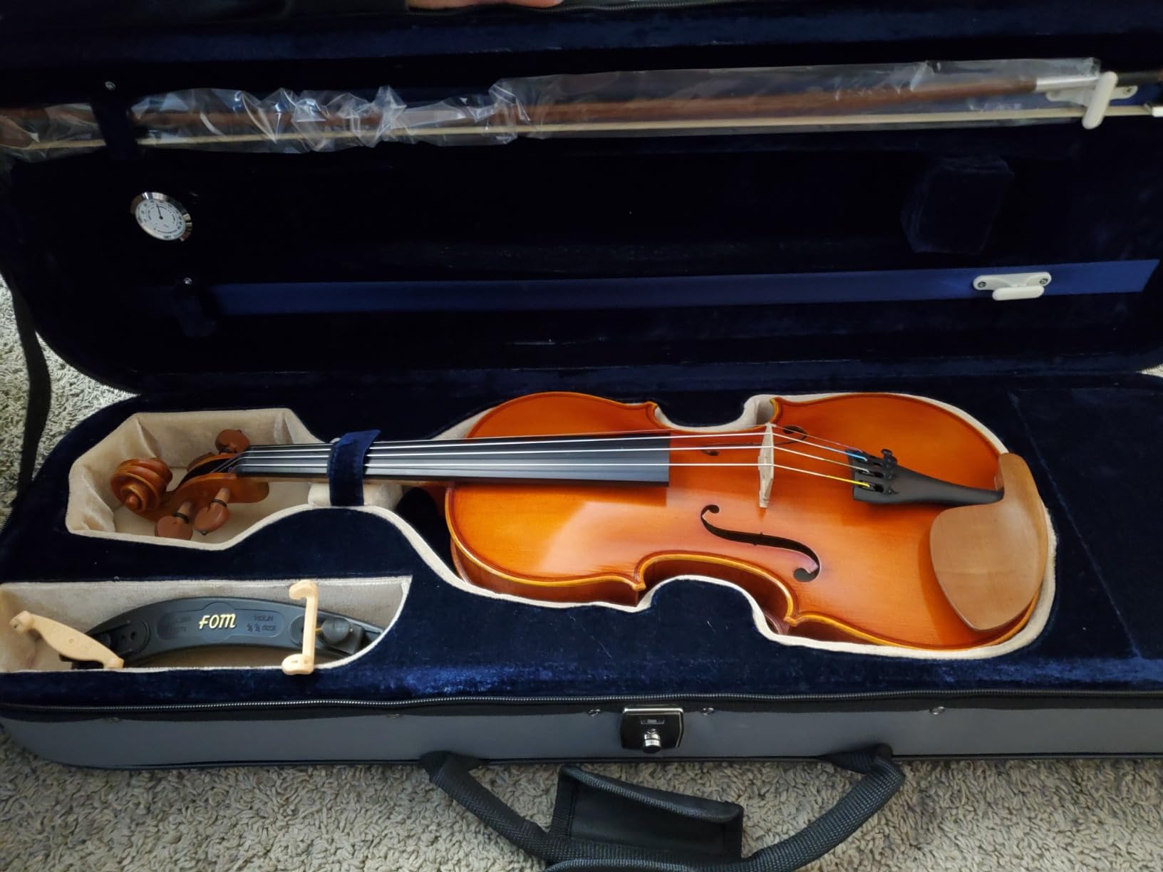 Model 220 Violin with Dominant strings, bow, case, rosin and shoulder rest - Open Clear Tone (4/4 - Size) customer photo 1