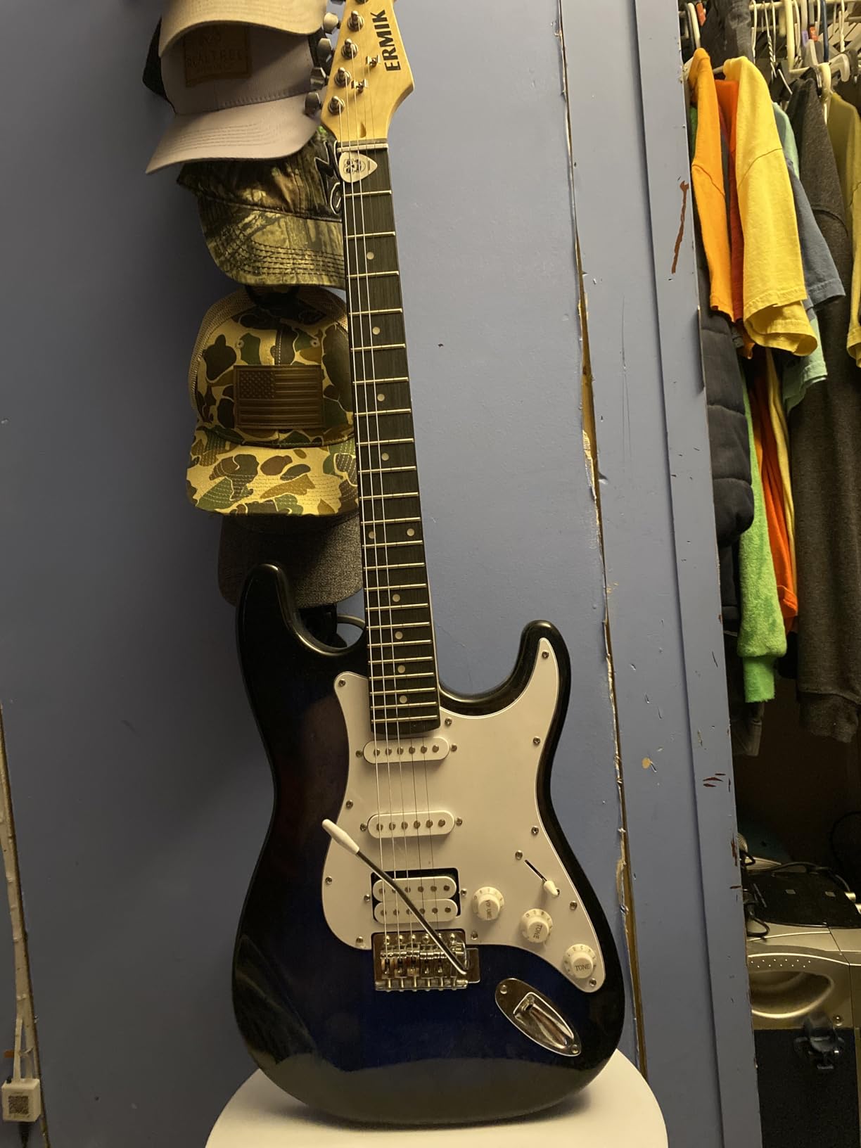 Ermik Solid Body Electric Guitar Kit with Amp 20W, Strings, Strap, Digital Tuner, Picks, Gig Bag, Cable, Tremolo Bar, 39