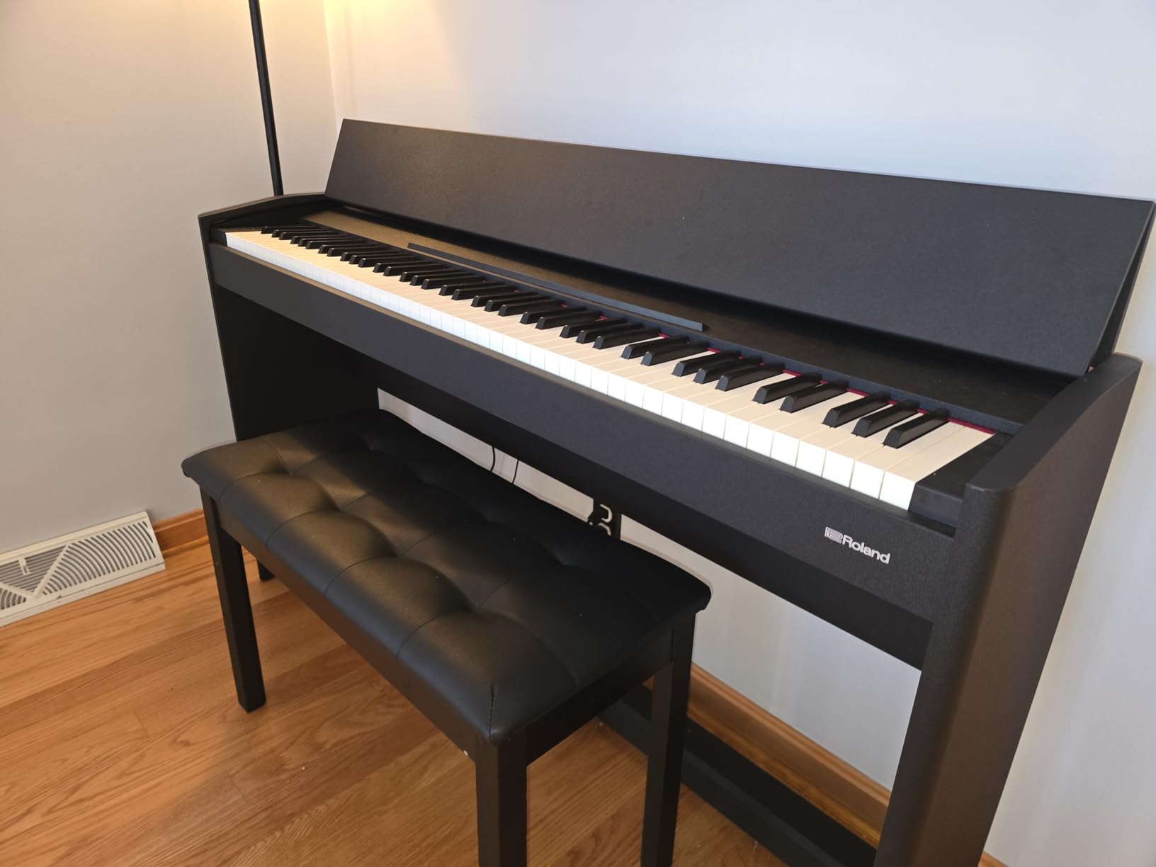 Roland F107 Digital Piano | Streamlined and Affordable Home Piano with Attractive Modern Design | Perfect for Beginners | Bluetooth & More customer photo 1