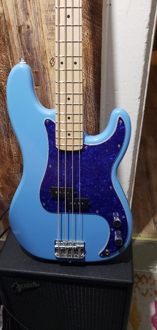 Fender Squier Sonic Precision Bass Guitar, Beginner Guitar, Includes 30 Days of Free Lessons, Laurel Fingerboard and Step Up Pickups, Chrome Hardware, and Polyurethane Finish, Black customer photo 2