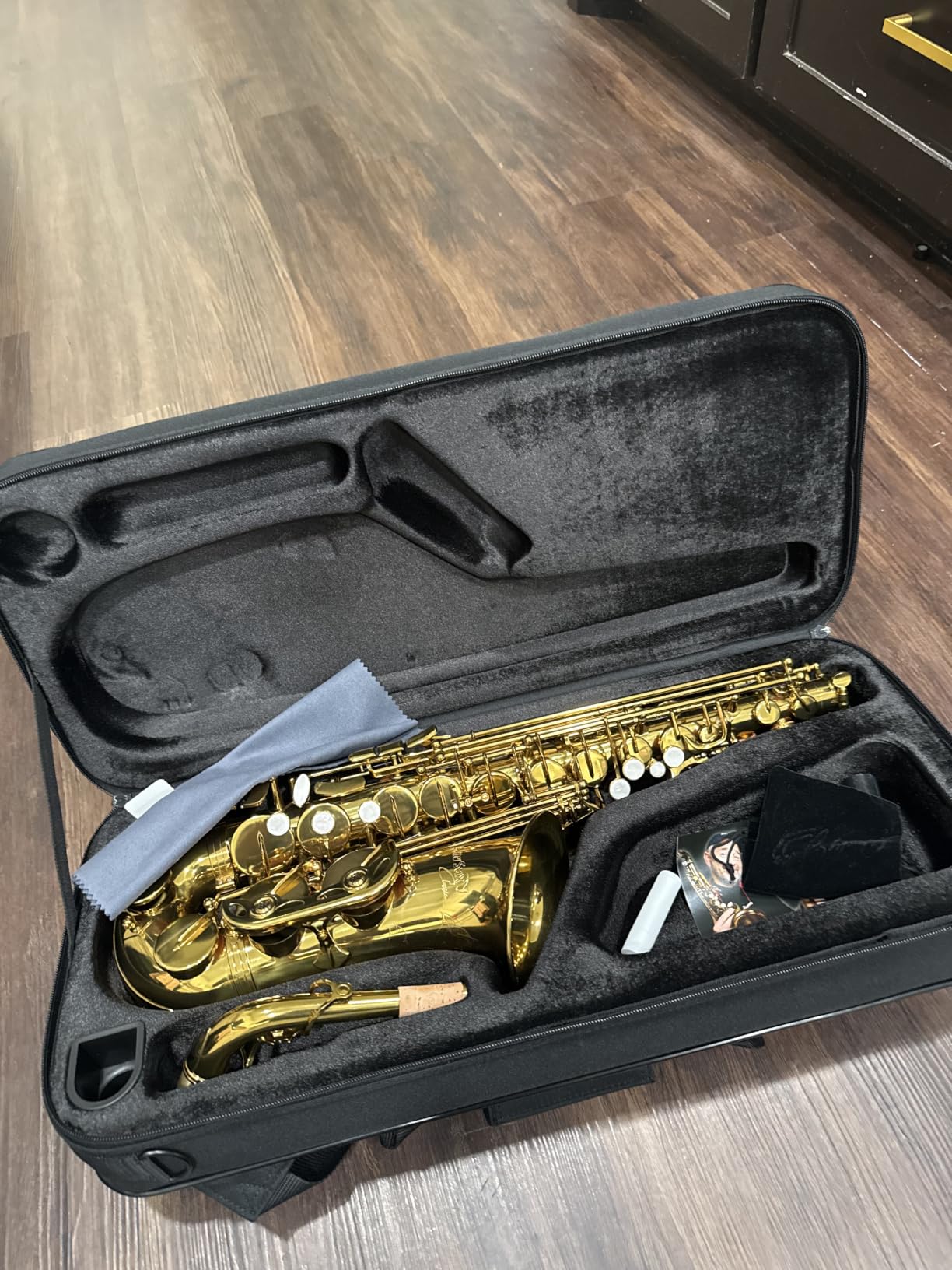 BetterSax Classic Alto Saxophone - Professional-Grade Instrument with Dark Gold Lacquer Finish - Complete Kit for Beginners and Pros customer photo 1