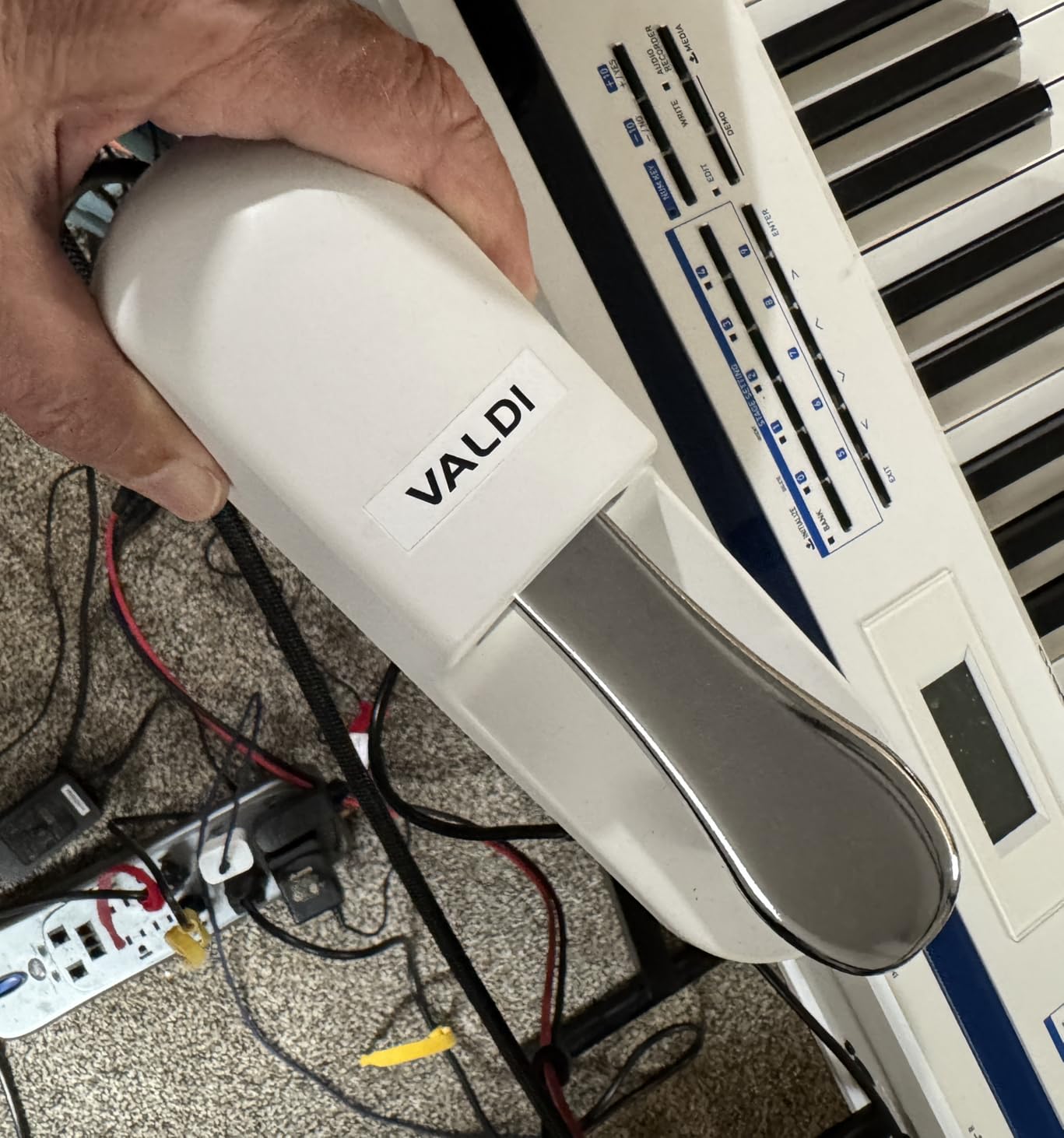 VALDI BP-3 Sustain Pedal - Universal Pedal for Keyboard Piano, Digital Pianos, MIDI Keyboards & Synths - Conversion Switch for All Brands - 1/4'' Jack, Anti-Slip Design, Extended Cable (BLACK) customer photo 2