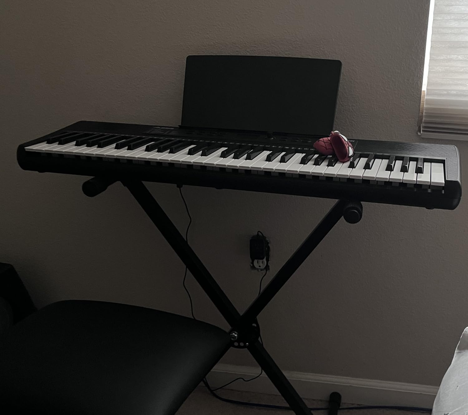 Alesis Melody 61 MK4 Keyboard Piano for Beginners with 61 Keys, Speakers, Stand, Bench, Headphones, Tablet/Sheet Music Stand, 300 Sounds and Music Lessons customer photo 1