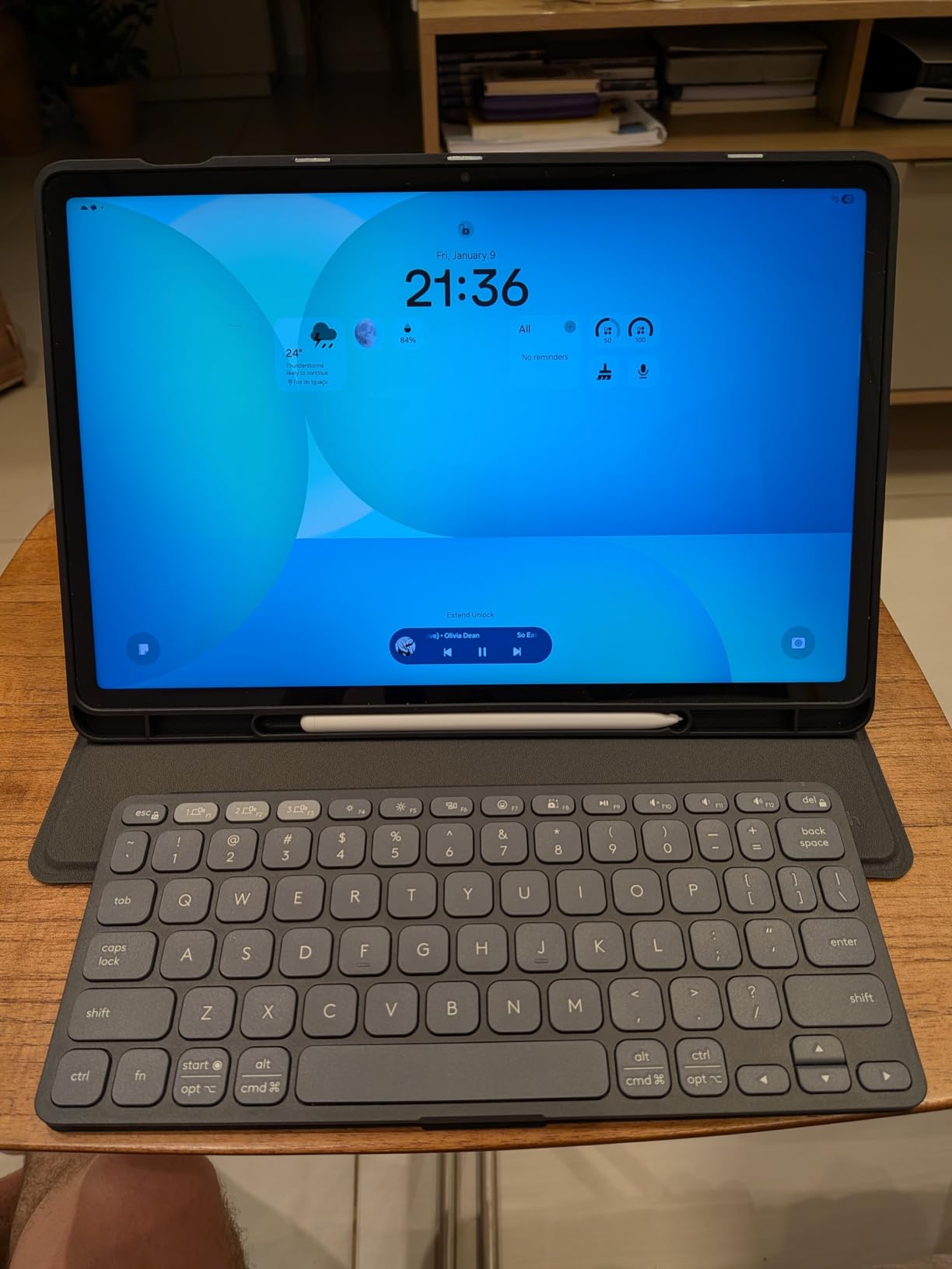 Logitech Keys-to-Go 2 Portable Bluetooth Tablet Keyboard with Built-in Cover, Slim & Compact Wireless Keyboard for Windows, Android, Linux, iPad, iPhone, Mac, Apple TV - Lilac customer photo 1