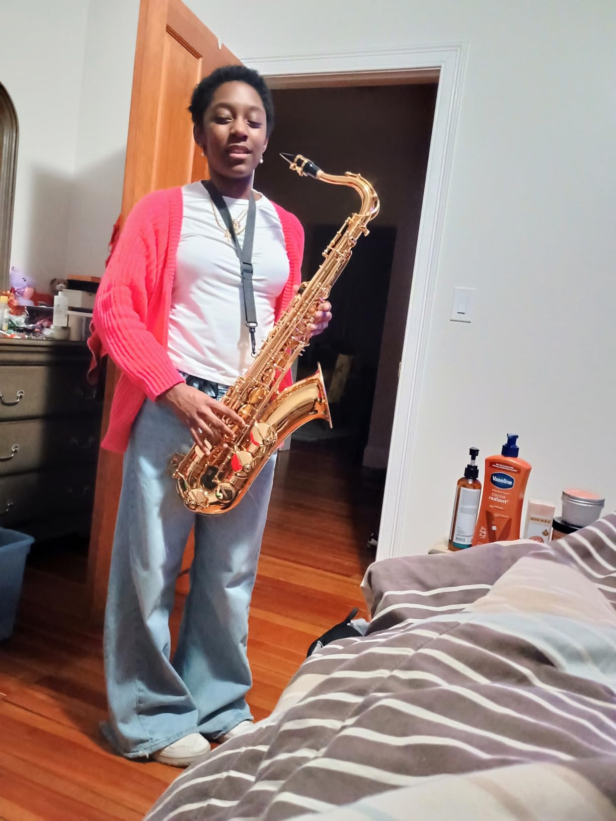 VEVOR Tenor Saxophone, B Flat, Professional Brass Saxophone Beginner Kit with Carrying Case, Mouthpiece, Straps, Cleaning Cloth, Gloves, Neck Strap, 23 Keys Tenor Sax Kit, for Beginners Students, Gold customer photo 1