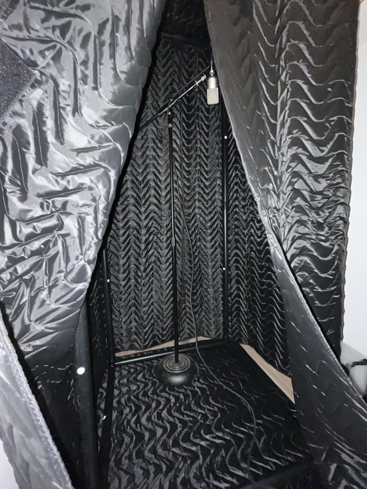 VEVOR Portable Vocal Booth, 6.56 ft Height, Portable Recording Studio with Travel Bag, Mobile Tablet Stand, Thickened Soundproofing, Sound Isolation Booth for Echo-Free Vocals, Podcasts, Voiceovers customer photo 2